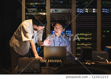 伺服器工程師在團隊中工作 伺服器工程師在團隊中工作 122812213