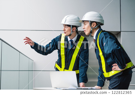 一名男性建築經理在工作 122812365