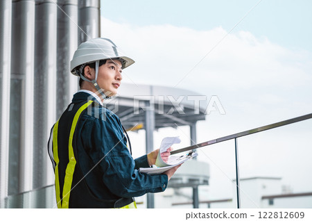 從事建築管理工作的年輕人 122812609