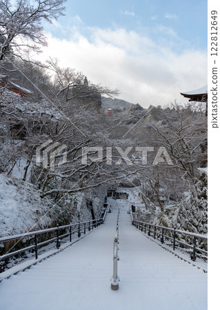 Snow-covered stairs of Kiyomizu-dera Temple 122812649