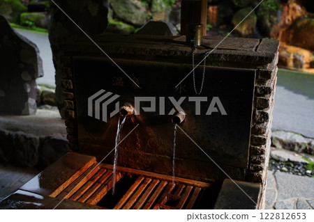 Tasting comparison of hot spring waters 122812653