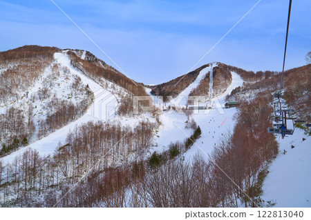 View of the northeast slopes from the lift (Sakuragawa Express) at Kawaba Ski Resort in Kawaba Village, Gunma Prefecture 122813040