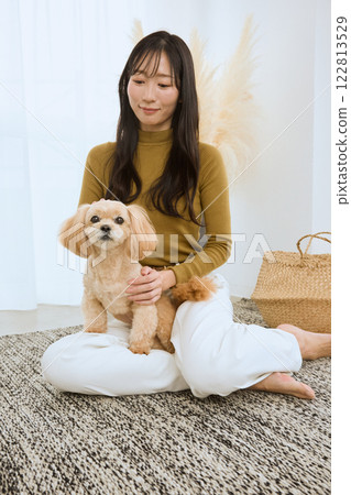 女人在客廳和她的狗玩耍 122813529