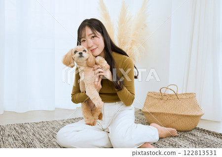 女人在客廳和她的狗玩耍 女人在客廳和她的狗玩耍 122813531