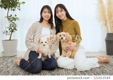 女人在客廳和她的狗玩耍 122813584