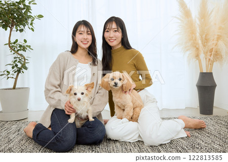 女人在客廳和她的狗玩耍 女人在客廳和她的狗玩耍 122813585