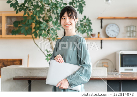 附筆記型電腦的時尚女性、辦公室休閒裝、設計師、女商人 附筆記型電腦的時尚女性、辦公室休閒裝、設計師、女商人 122814078