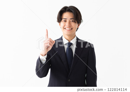 一名穿著西裝的男子指著某物的圖片（庫存照片） 122814114