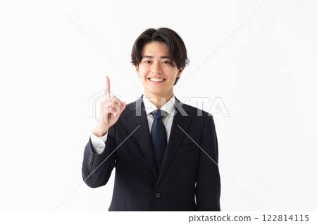 一名穿著西裝的男子指著某物的圖片(庫存照片) 一名穿著西裝的男子指著某物的圖片(庫存照片) 122814115