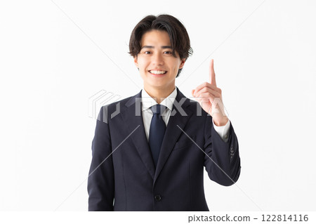 一名穿著西裝的男子指著某物的圖片（庫存照片） 122814116