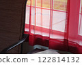 陽光和紅色的窗簾 122814132