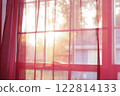 陽光和紅色的窗簾 122814133