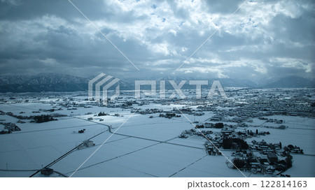 Aerial view of the coast of Nyuzen Town, Toyama Prefecture in winter Aerial view of the coast of Nyuzen Town, Toyama Prefecture in winter 122814163