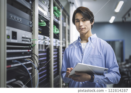 在伺服器機房工作的工程師圖片肖像看著相機 122814287