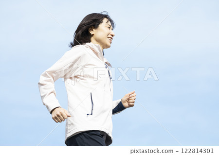 Middle-aged woman jogging 122814301