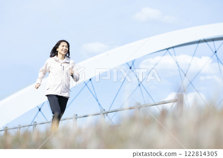 Middle-aged woman jogging Middle-aged woman jogging 122814305