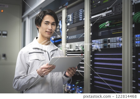 拿著平板電腦的 IT 工程師，相機風格的畫像 122814468