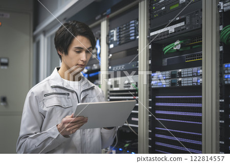 IT 工程師正在使用平板電腦 122814557