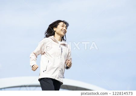 中年婦女慢跑 122814573