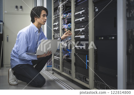 IT 工程師正在使用計算機 122814800
