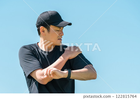 A middle-aged man who hurt his shoulder while exercising (frozen shoulder) 122815764