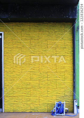 小吃店入口處的黃色牆壁 122816254