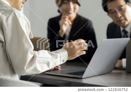 Business woman to meet 122816752