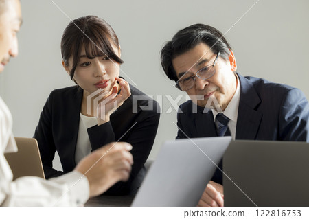 見面的女商人 122816753