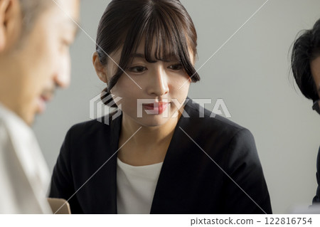 Business woman to meet 122816754