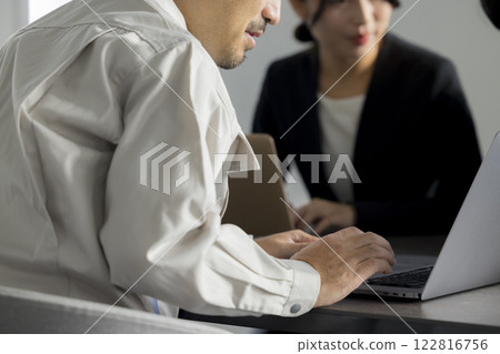 Business woman to meet 122816756