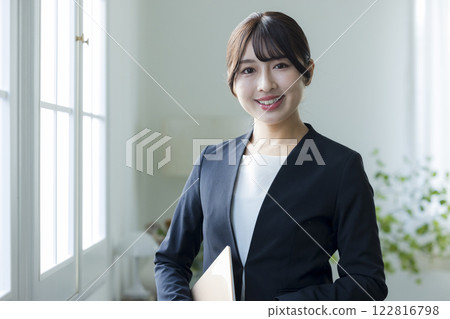 年輕的商界女強人 122816798