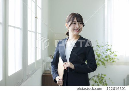 年輕的商界女強人 年輕的商界女強人 122816801