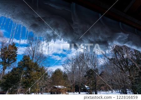 山間小屋和冬季森林屋簷上的冰柱 122816859