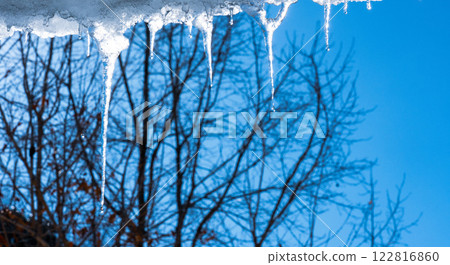 山間小屋和冬季森林屋簷上的冰柱 山間小屋和冬季森林屋簷上的冰柱 122816860