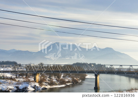 從 JR 東日本飯山線西大瀧站眺望戶徠野澤溫泉站(2022 年 12 月) 從 JR 東日本飯山線西大瀧站眺望戶徠野澤溫泉站(2022 年 12 月) 122816936