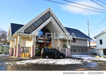 View of Togari-Nozawaonsen Station from Nishi-Otaki Station on the JR East Iiyama Line (December 2022) 122816940