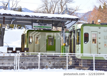 View of Togari-Nozawaonsen Station from Nishi-Otaki Station on the JR East Iiyama Line (December 2022) View of Togari-Nozawaonsen Station from Nishi-Otaki Station on the JR East Iiyama Line (December 2022) 122816944