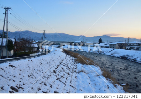View from Kasa Station on the JR East Iiyama Line to Nagano Station (December 2022) 122817341
