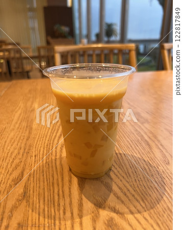度假飯店桌上的塑膠容器裡裝著芒果汁 122817849