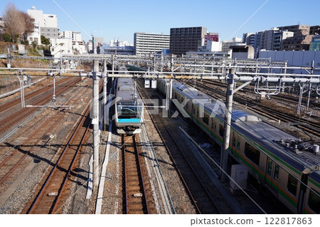從上野車站附近的鐵路橋上看到的 JR 列車 122817863