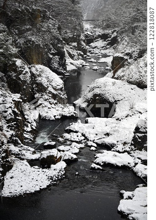 Snow scenery of Ryuokyo Gorge seen from Musasabi Bridge 122818087