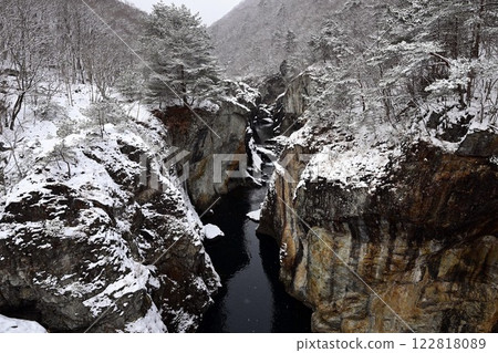 Snow scenery of Ryuokyo Gorge seen from Musasabi Bridge Snow scenery of Ryuokyo Gorge seen from Musasabi Bridge 122818089