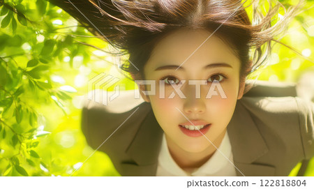 綠樹成蔭的商界女性 122818804