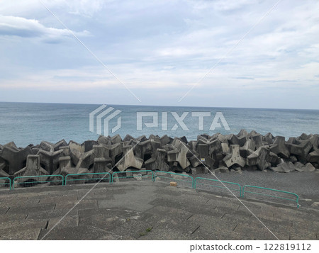 Tetrapod and the sea 122819112