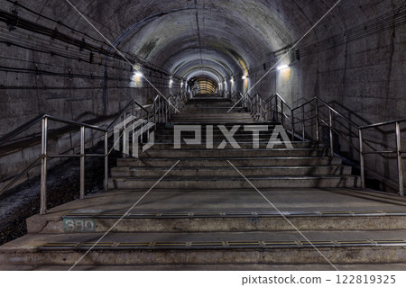 通往上越線土愛站地下站台的樓梯 通往上越線土愛站地下站台的樓梯 122819325