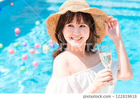 年輕的亞洲女性在泳池邊喝香檳(度假村度假) 年輕的亞洲女性在泳池邊喝香檳(度假村度假) 122819618