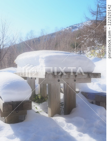 Snow-covered table on a mountain pass (20250125085324) 122820142