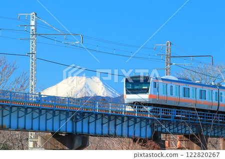 E233系列車穿越多摩川，仰望白雪皚皚的神聖富士山 122820267