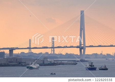 Large suspension bridge (Meiko Chuo Ohashi Bridge, Triton, Minato Ward, Nagoya City, Aichi Prefecture) 122820338