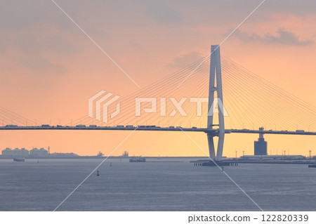 Large suspension bridge (Meiko Chuo Ohashi Bridge, Triton, Minato Ward, Nagoya City, Aichi Prefecture) Large suspension bridge (Meiko Chuo Ohashi Bridge, Triton, Minato Ward, Nagoya City, Aichi Prefecture) 122820339